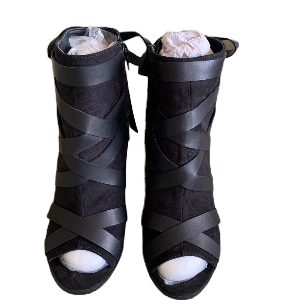 Beautiful bootie. 4” heels. Would be great for fall outfits.